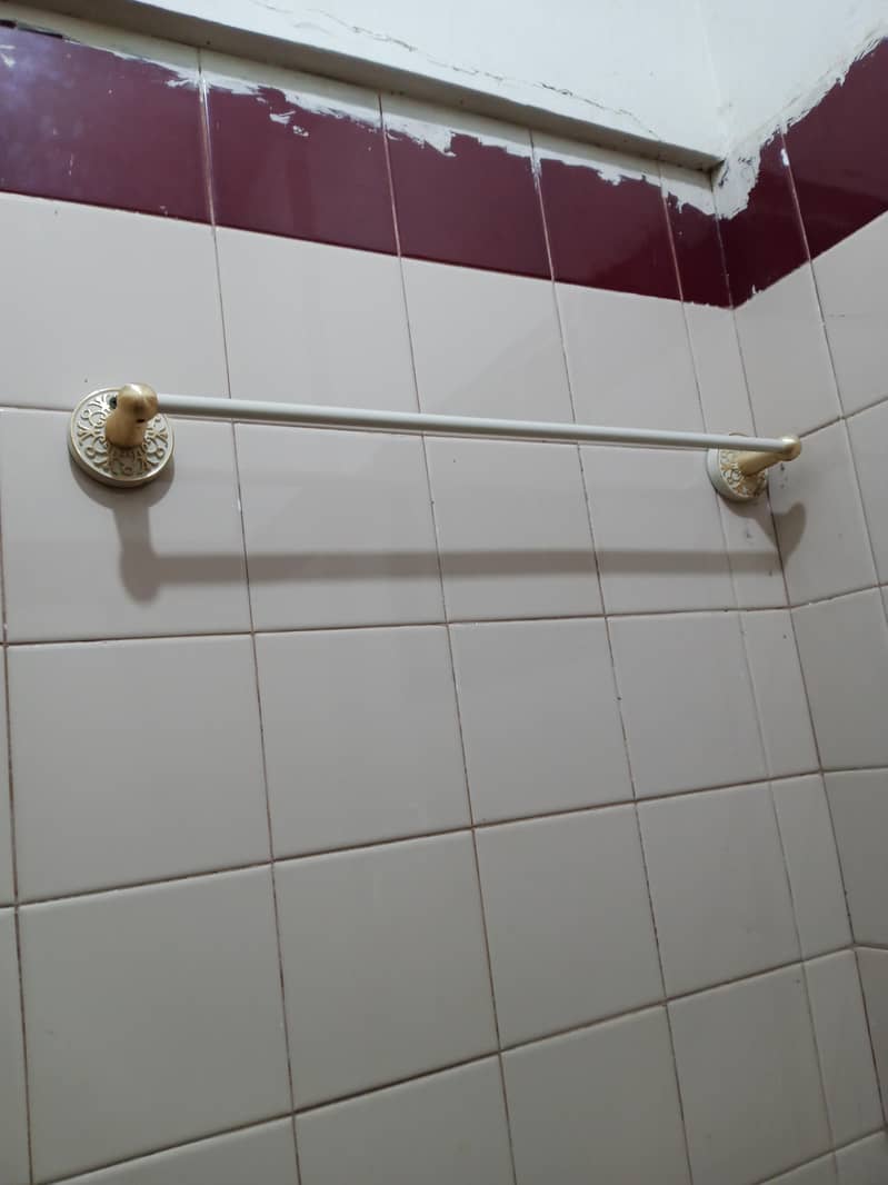 2 complete bathroom sets with mirrors 0