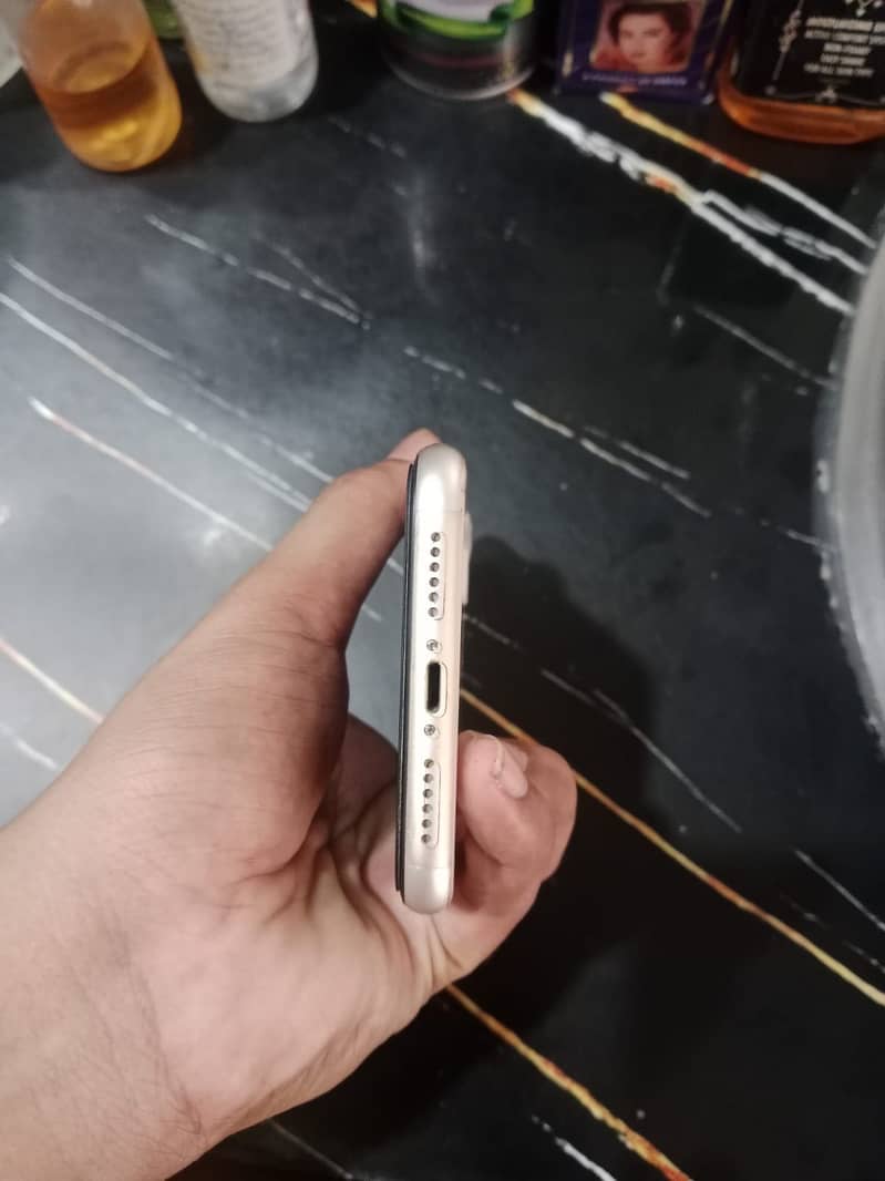 Apple iPhone 11 4