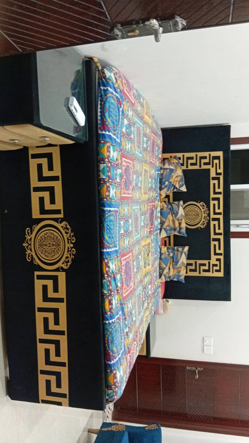 bed set with 2 side tables 0