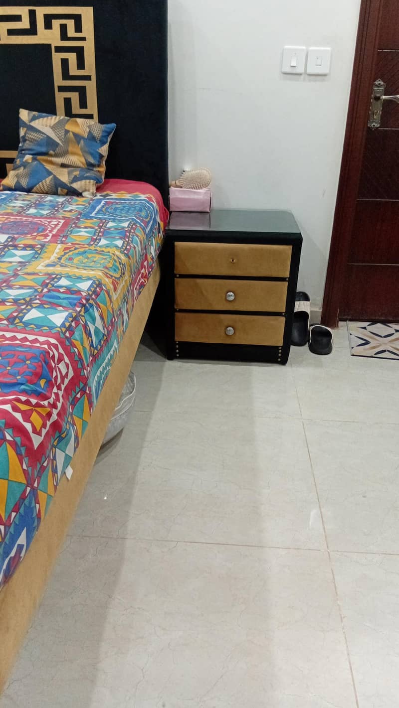 bed set with 2 side tables 1