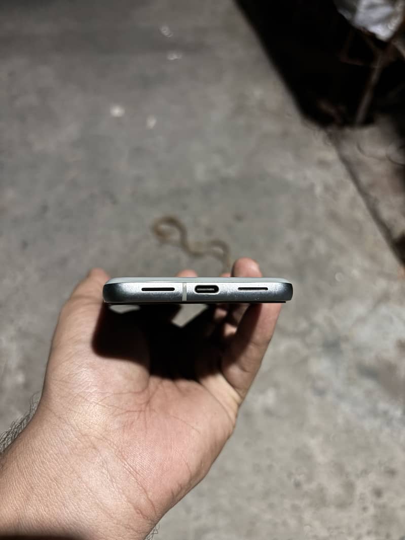 Google Pixel 8 4