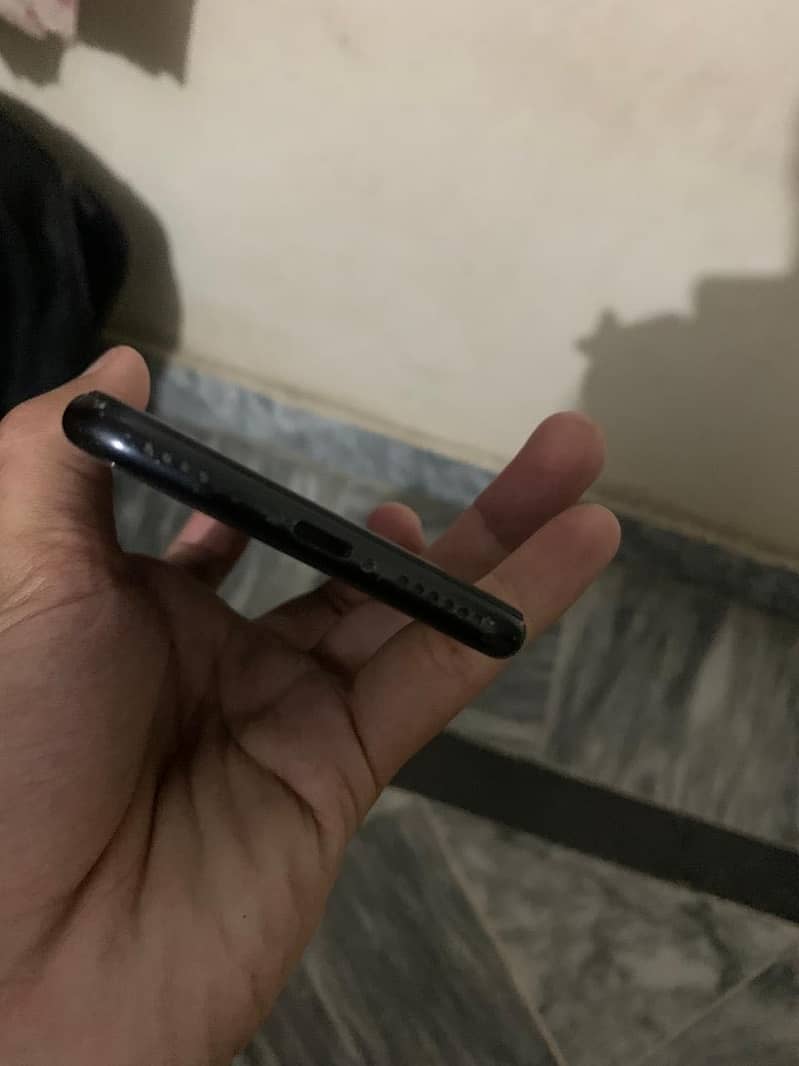 Apple iPhone SE 2 4