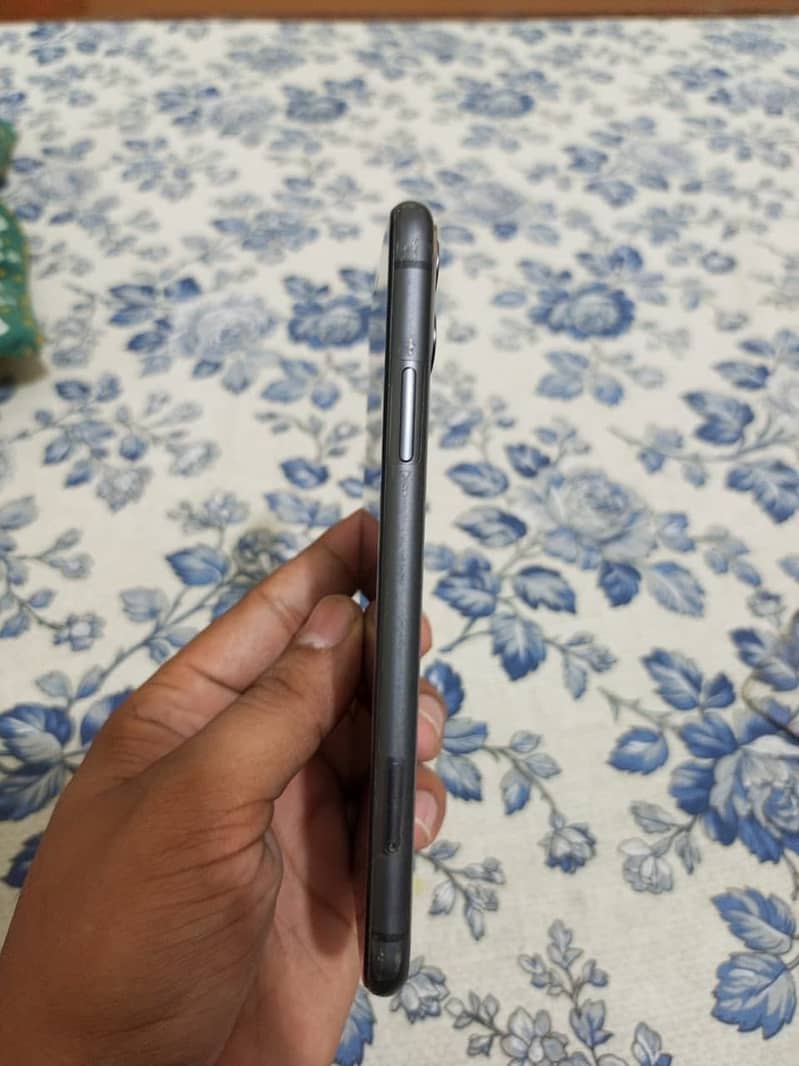 Apple iPhone 11 4
