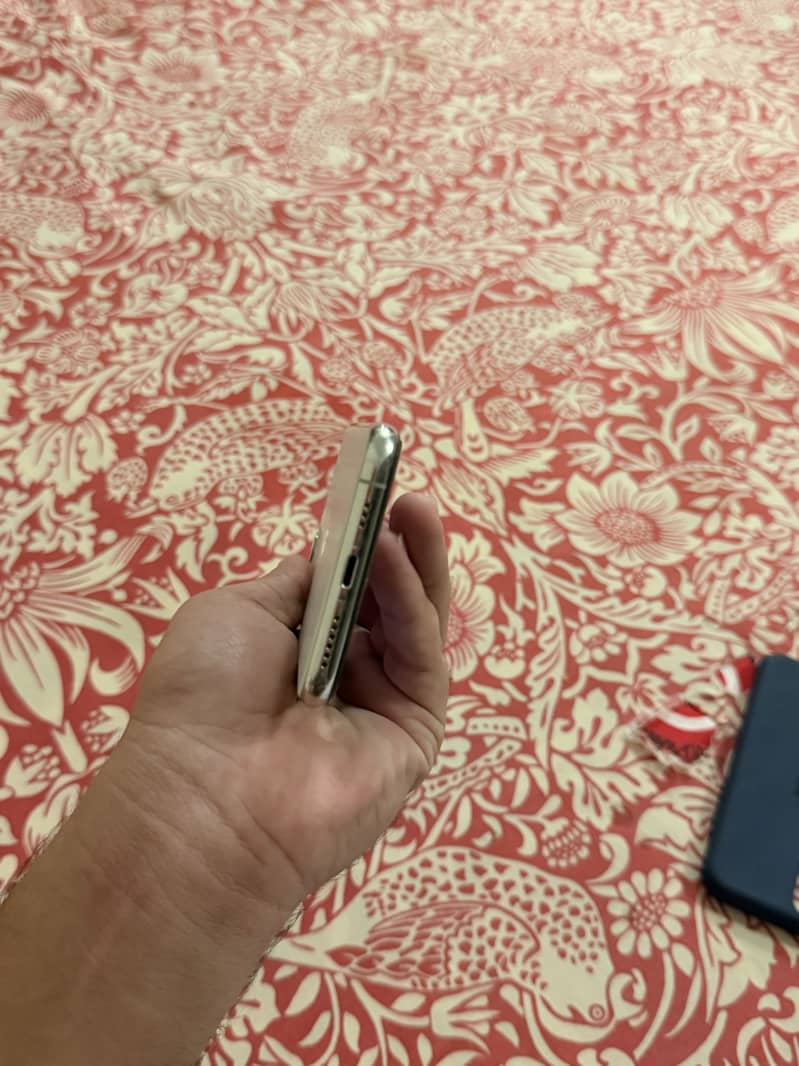 Apple iPhone 11 Pro 4