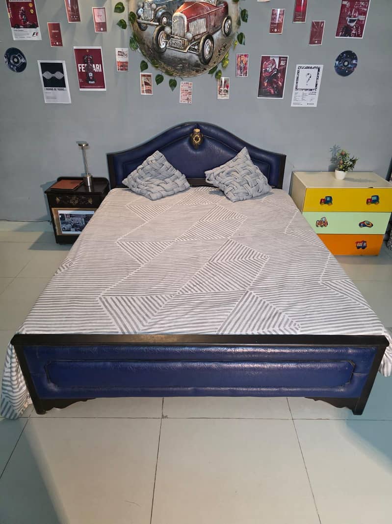 Queen Size Bed 0