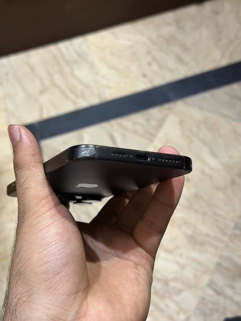 Apple iPhone 15 Pro Max 4