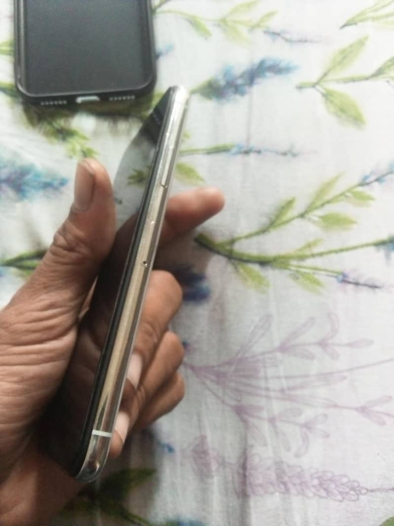 Apple iPhone XS Max 3