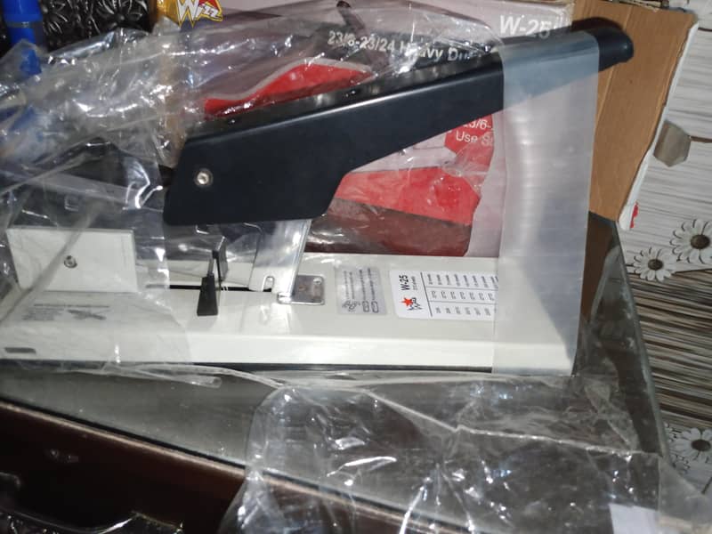 Heavy duty stapler 1