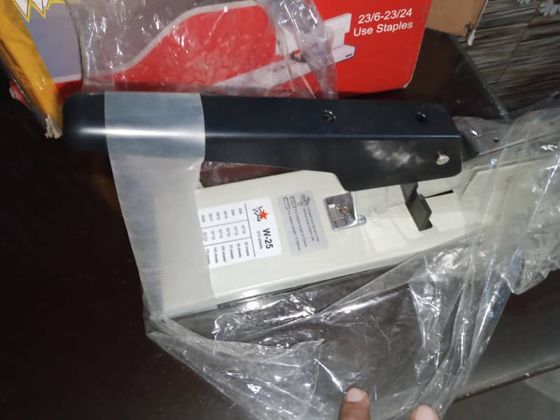 Heavy duty stapler 2