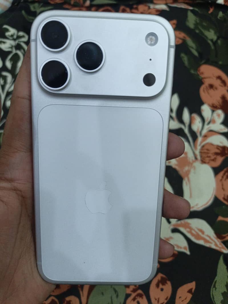 Apple iPhone 17 Pro Max 1