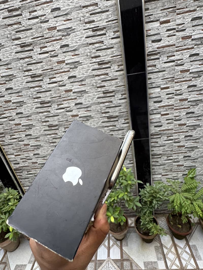 Apple iPhone 11 Pro Max 4