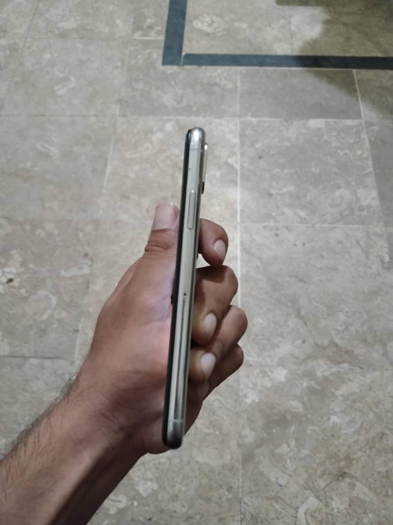 Apple iPhone X 3