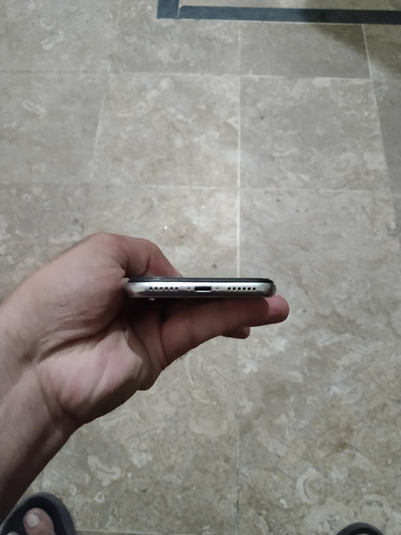 Apple iPhone X 4