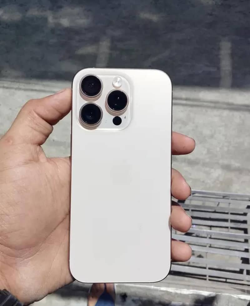 Apple iPhone 16 Pro 0