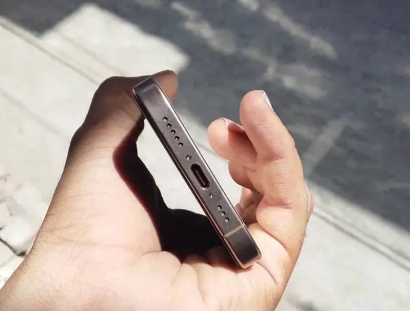 Apple iPhone 16 Pro 2
