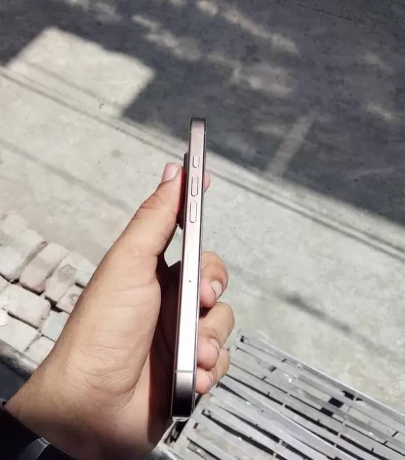Apple iPhone 16 Pro 3
