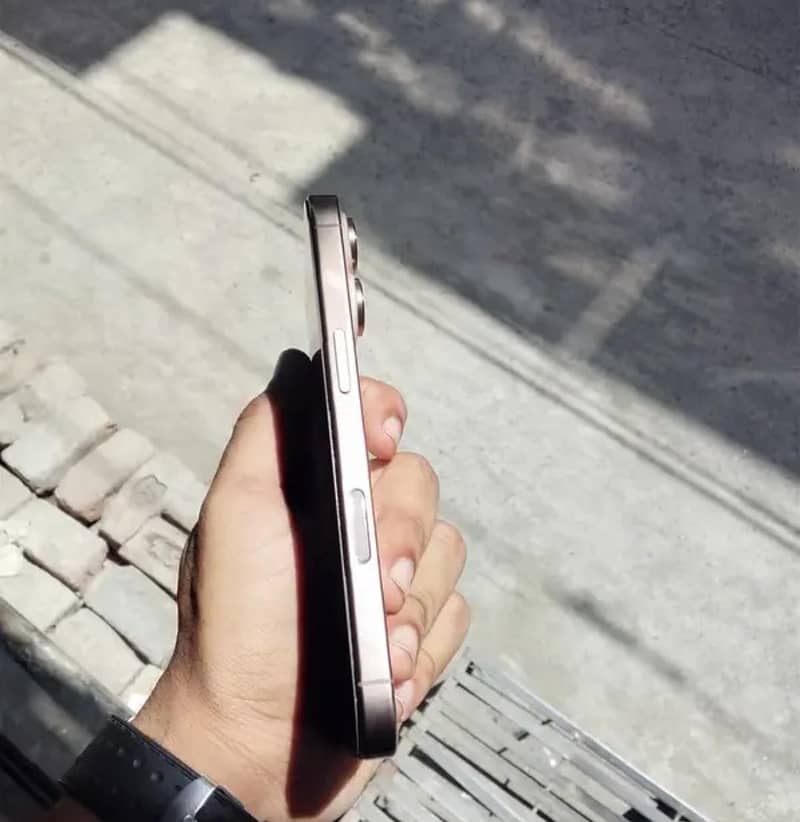 Apple iPhone 16 Pro 4