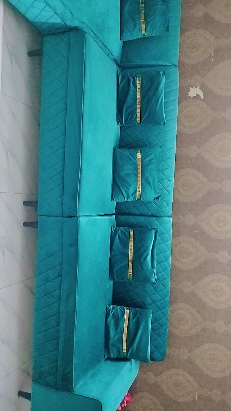 7 setar sofa new condition 2