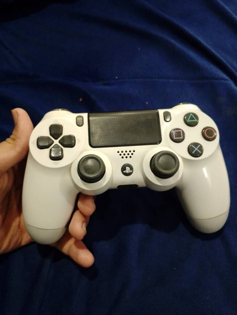 PS4 Slim 4