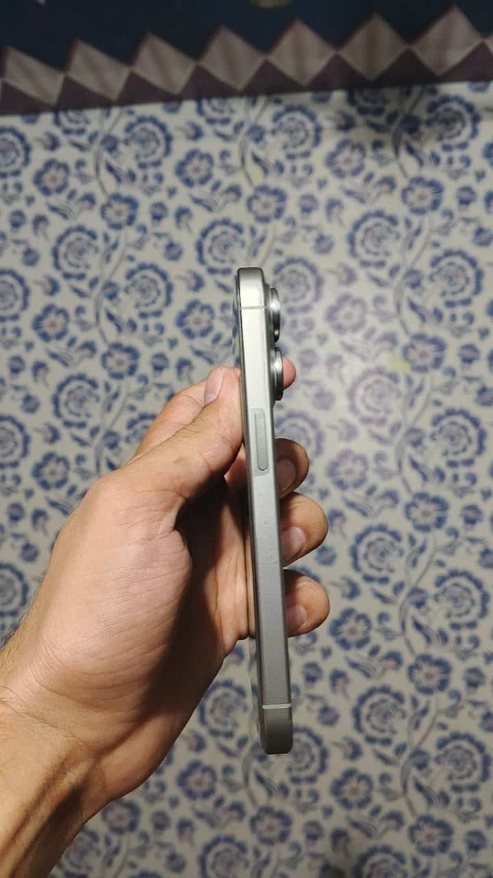Apple iPhone 15 Pro 3
