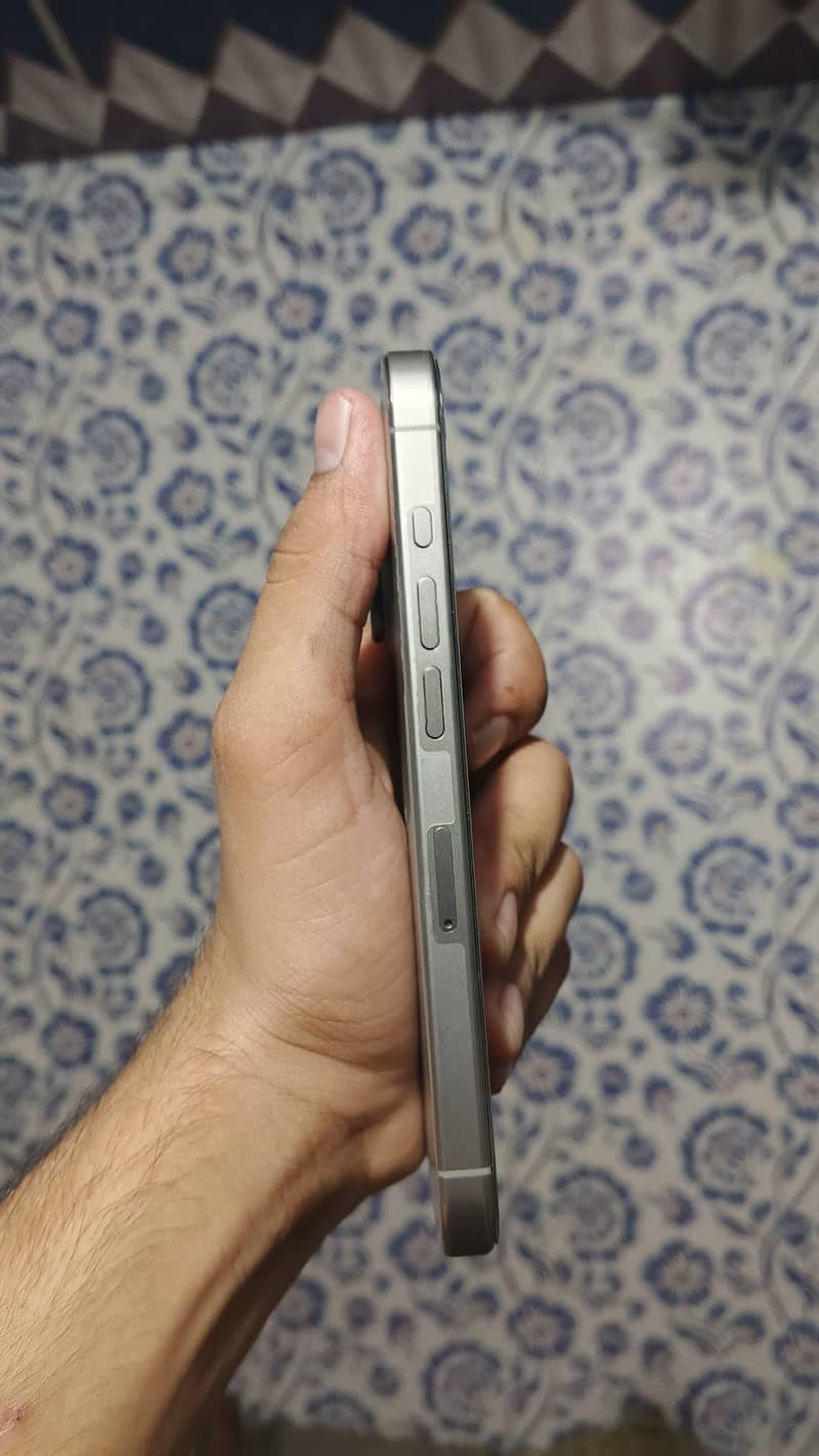 Apple iPhone 15 Pro 4
