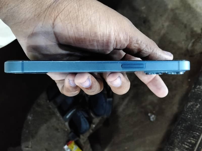 Apple iPhone 13 5