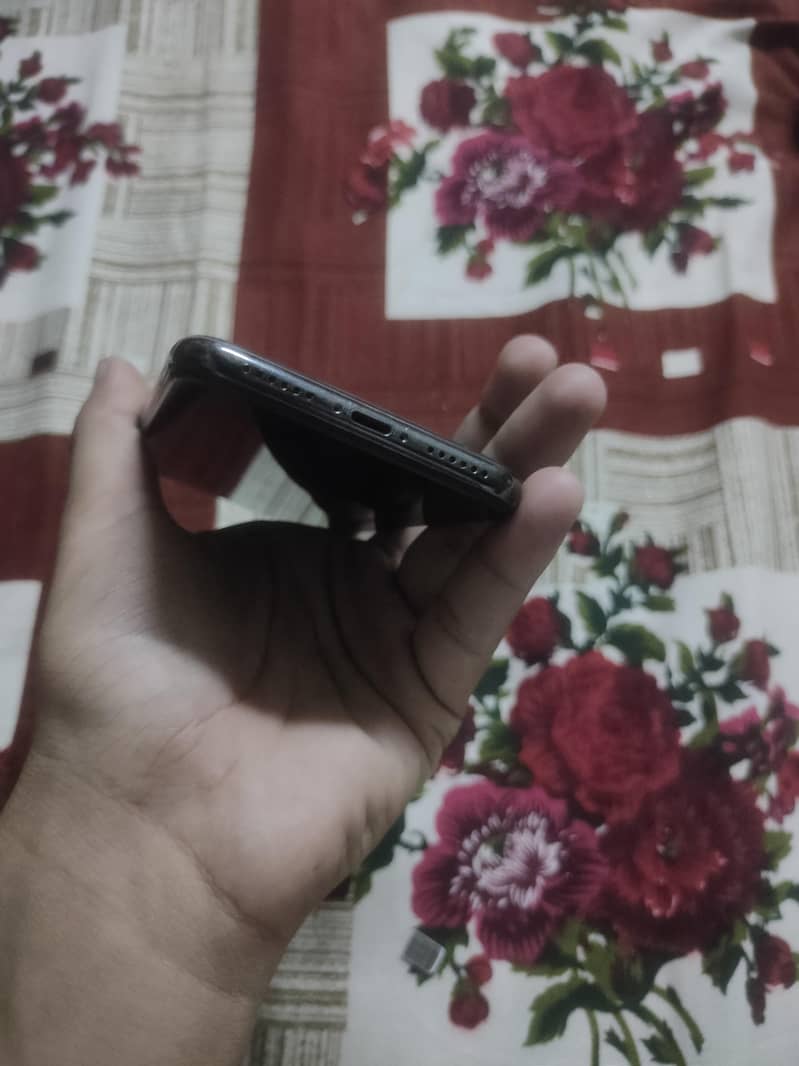Apple iPhone X 4