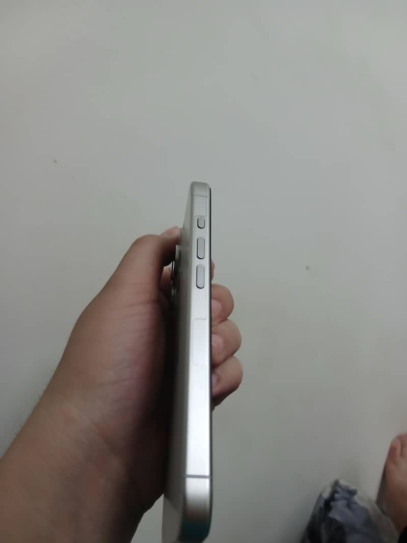 Apple iPhone 15 Pro 4