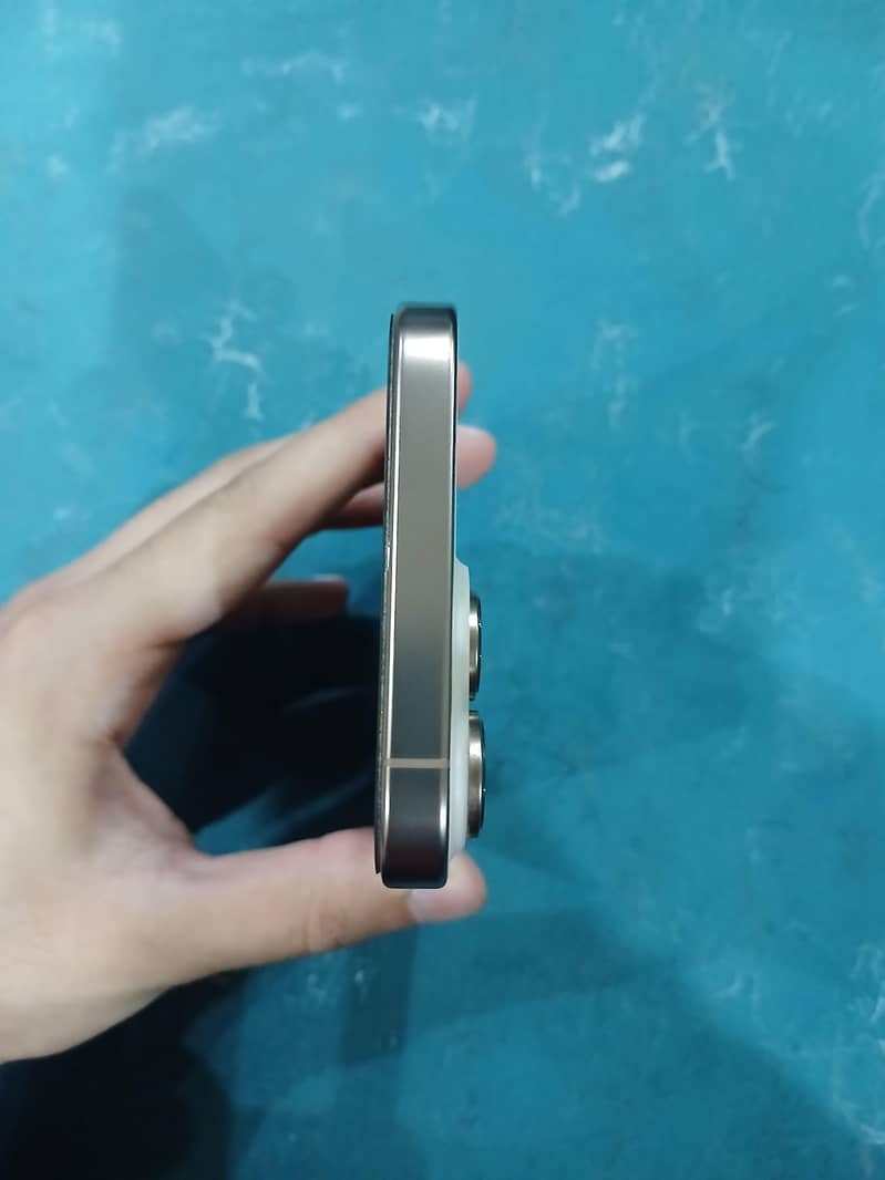Apple iPhone 16 Pro Max 3