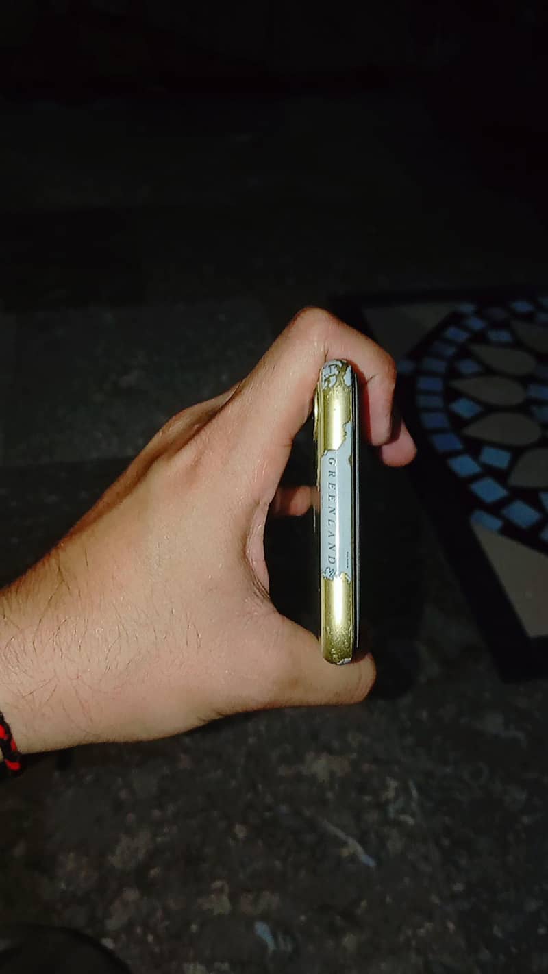 Apple iPhone 11 4