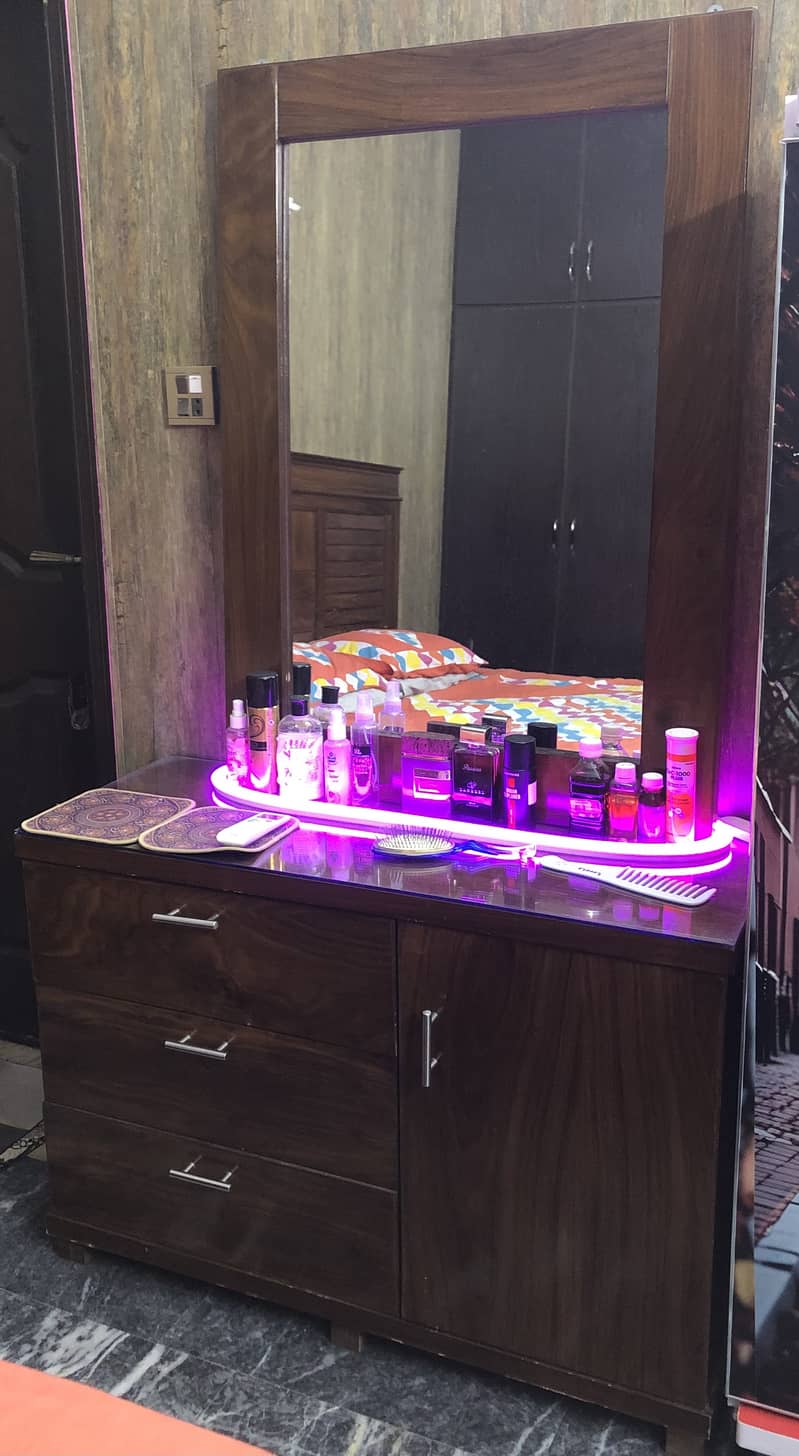 Bed, side tables, dressing table 3