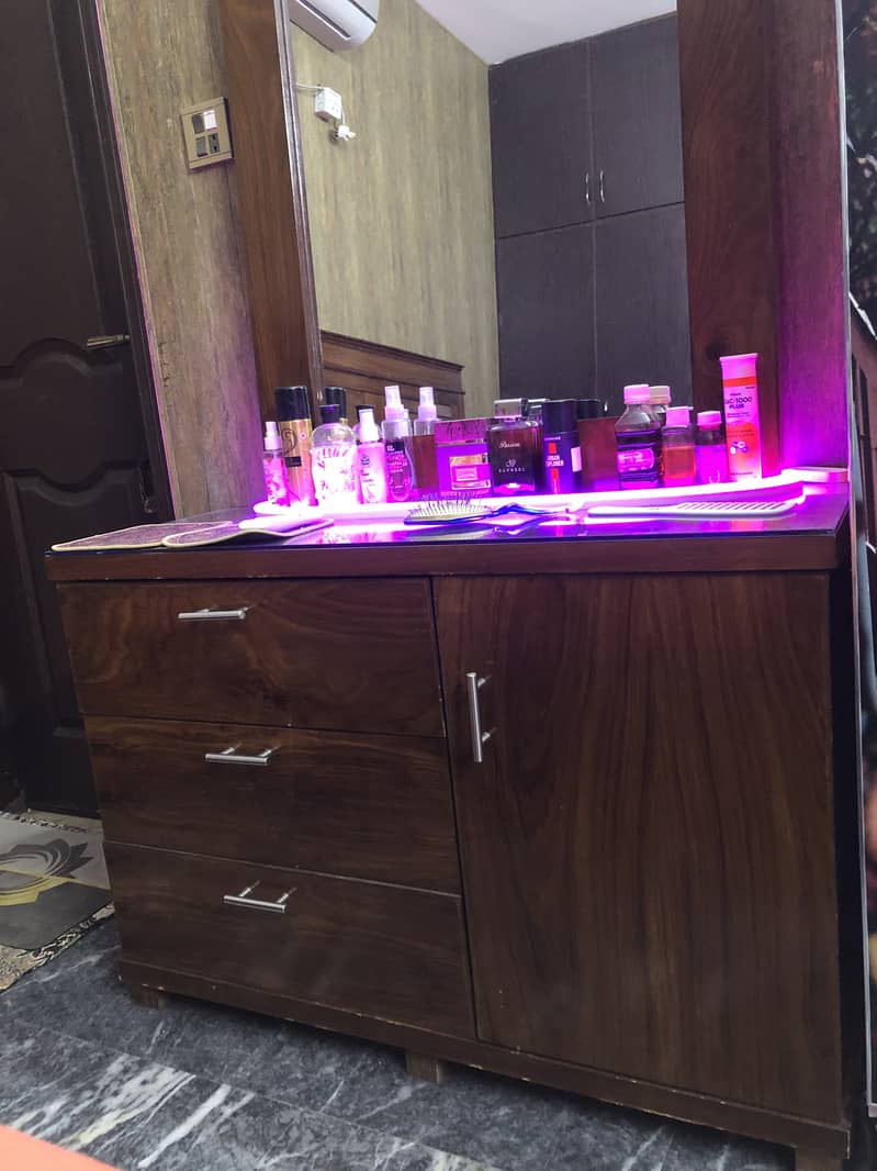 Bed, side tables, dressing table 4