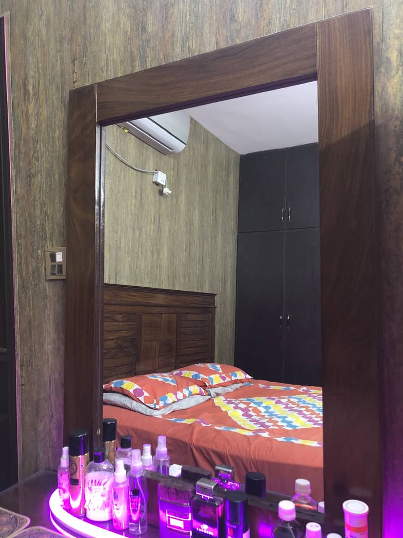 Bed, side tables, dressing table 5