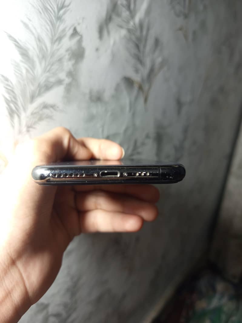Apple iPhone 11 Pro 4