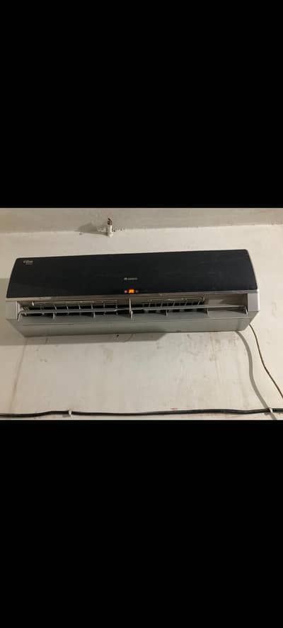 Gree inverter Ac is good condition only indoor you ko 1 tanka lagny wa