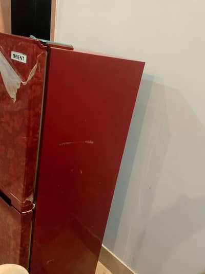 Orion ka fridge 10x10 condition hai medium size mein