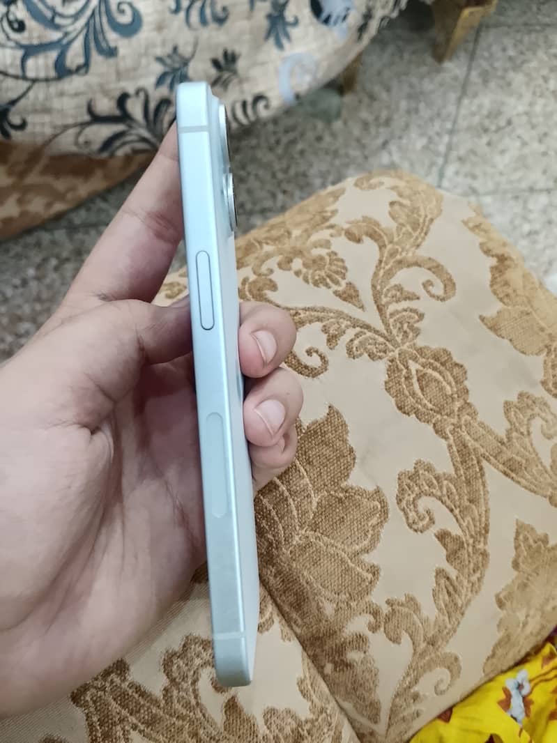 Apple iPhone 15 4