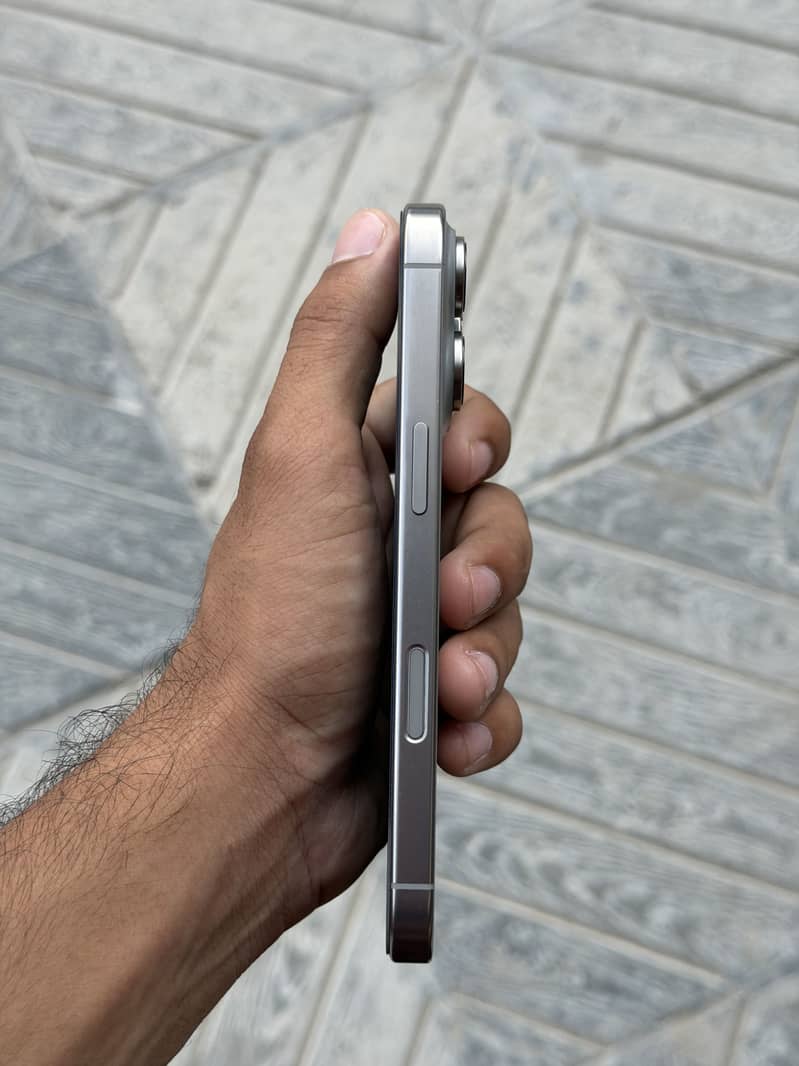 Apple iPhone 16 Pro 1