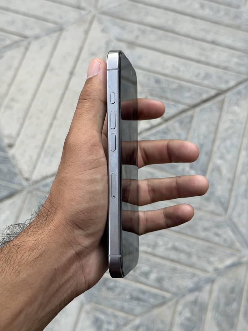 Apple iPhone 16 Pro 2