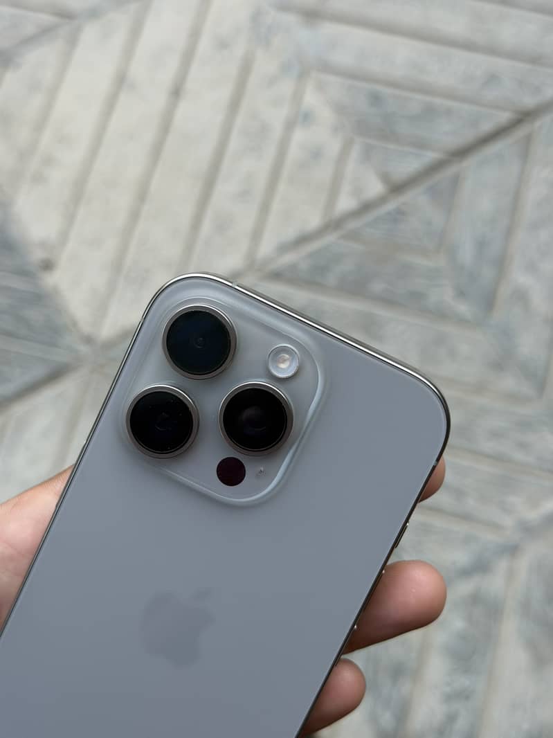 Apple iPhone 16 Pro 3