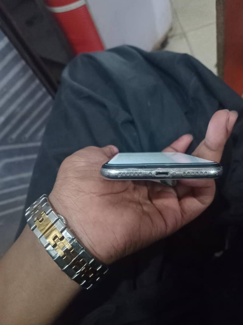 Apple iPhone X 4