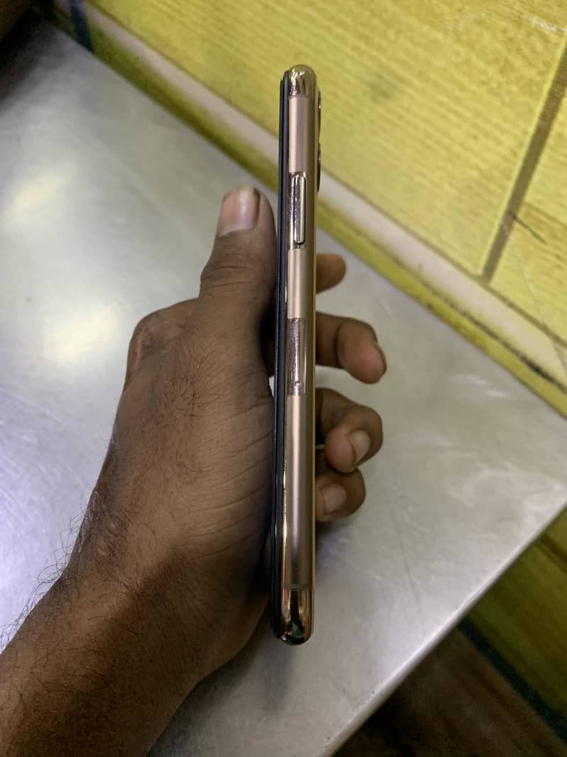 Apple iPhone 11 Pro 4