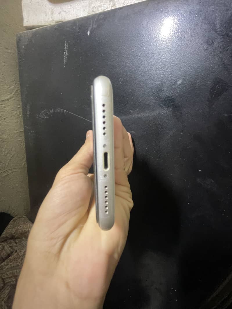 Apple iPhone 11 4