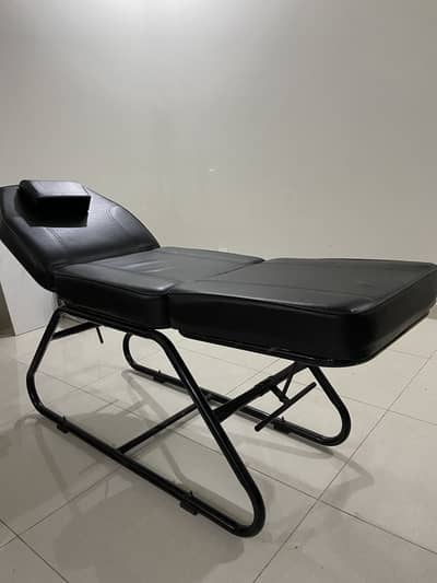 Facial/Massage bed, excellent condition