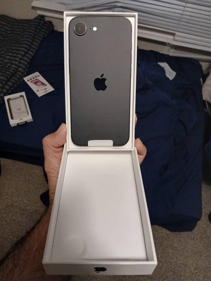 Apple iPhone 16e 0