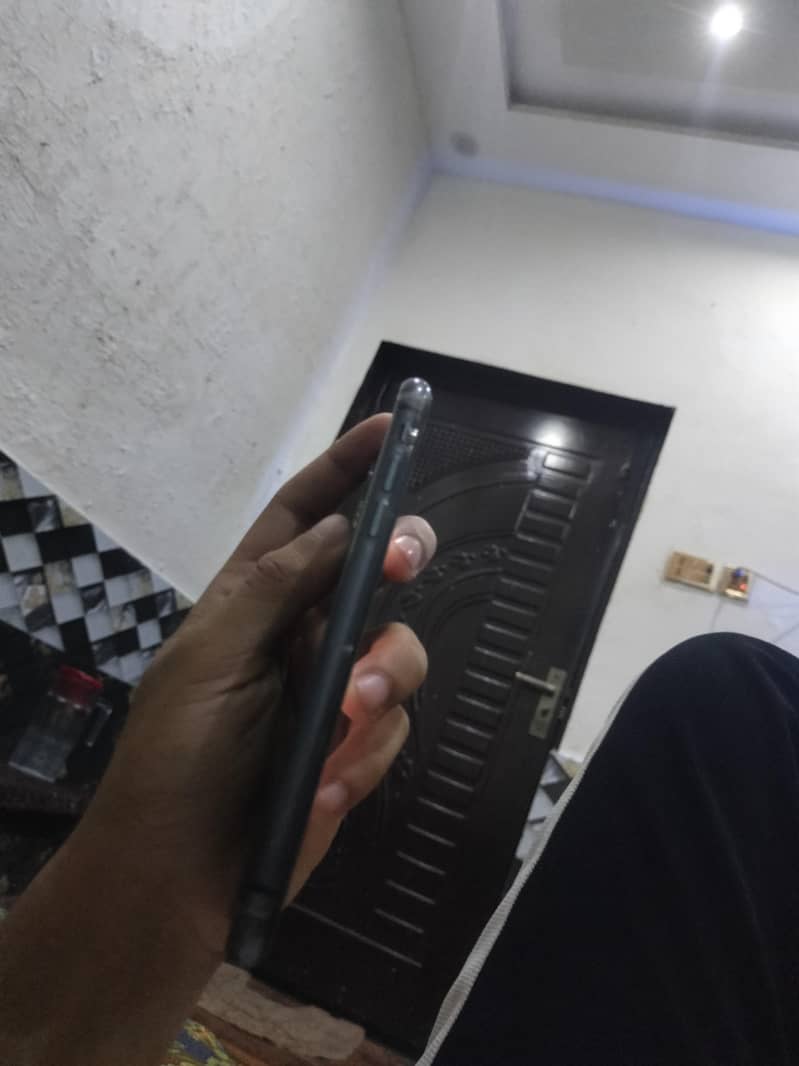 Apple iPhone 11 4