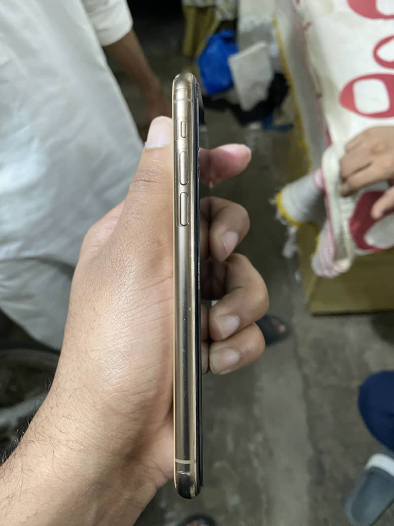 Apple iPhone 11 Pro 4