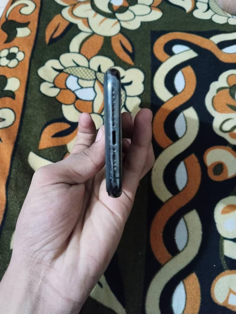 Apple iPhone XS 4