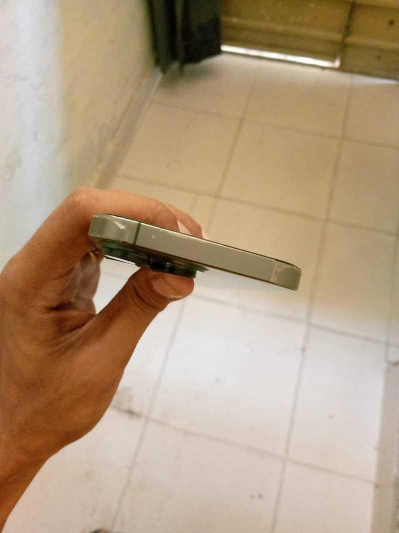 Apple iPhone 13 Pro 4