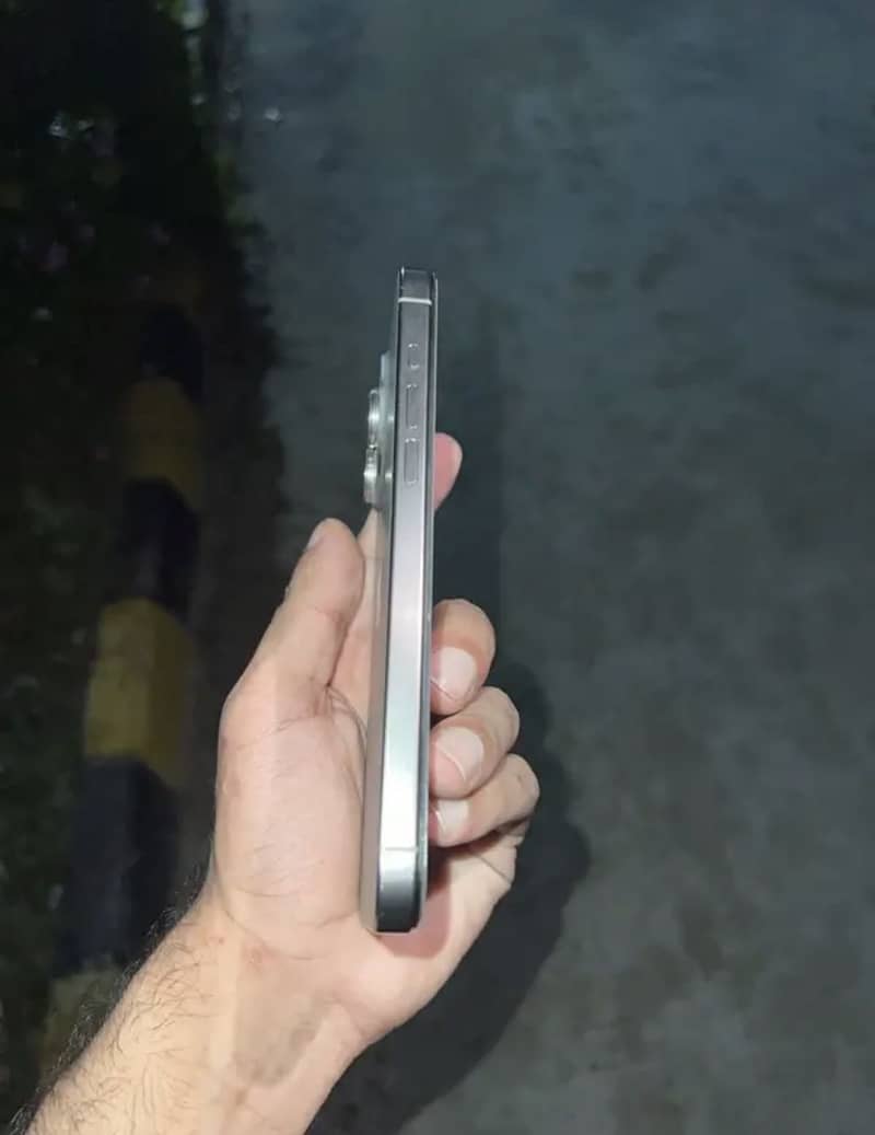 Apple iPhone 15 Pro Max 2